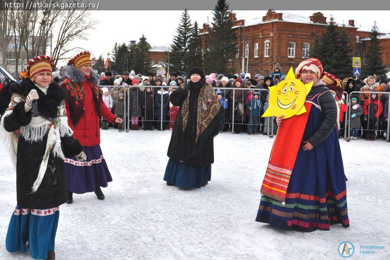 500 бесплатных блинов съели аткарчане на проводах Зимы (ФОТОРЕПОРТАЖ)