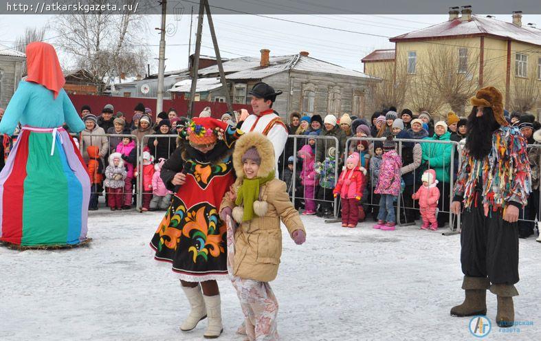 500 бесплатных блинов съели аткарчане на проводах Зимы (ФОТОРЕПОРТАЖ)