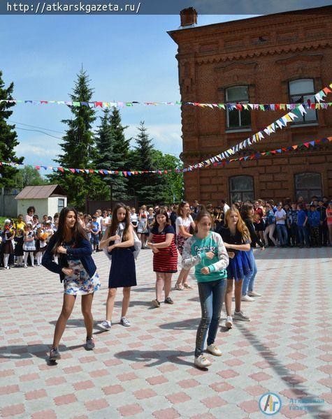 500 учеников приняли участие в вокально-танцевальном флешмобе "Прощание с детством"
