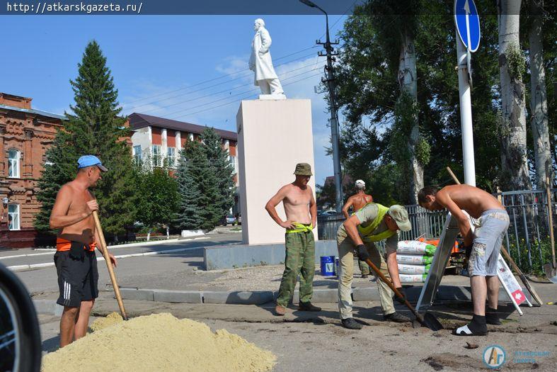70 метров нового бордюрного камня уложили перед входом в парк (ФОТО)