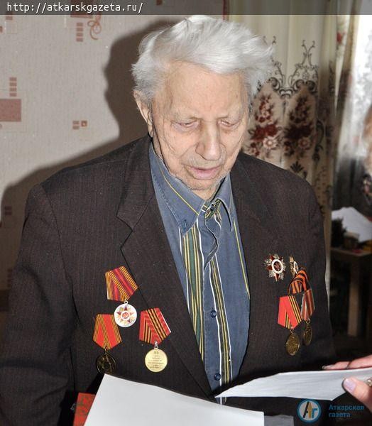 95-летний ветеран войны любит петь песни боевой молодости