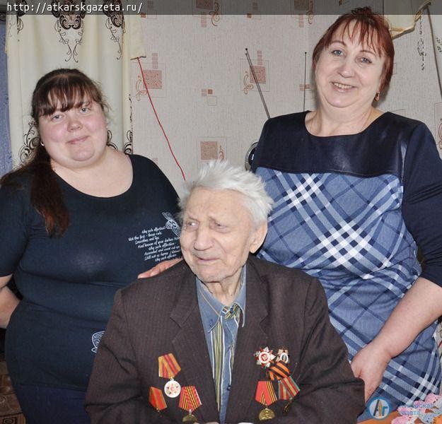 95-летний ветеран войны любит петь песни боевой молодости