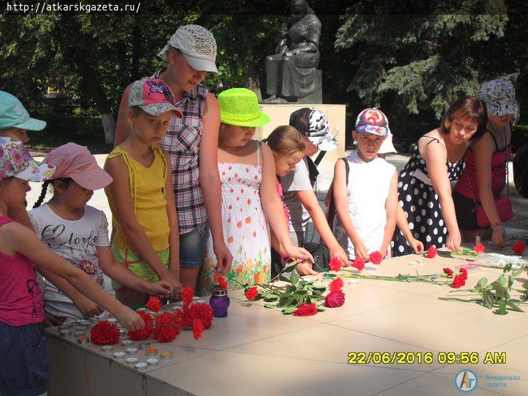 Активисты «Юной России» провели акцию «Красная гвоздика»