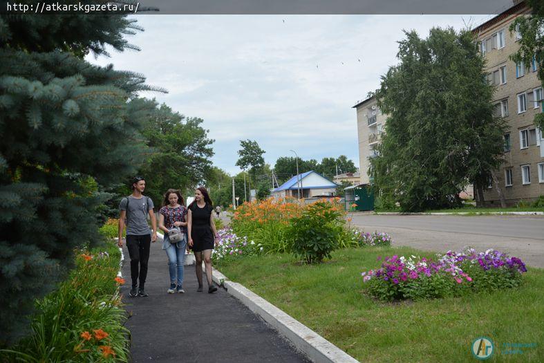 Асфальтирование тротуара вокруг городского парка контролируют общественники (ФОТО)