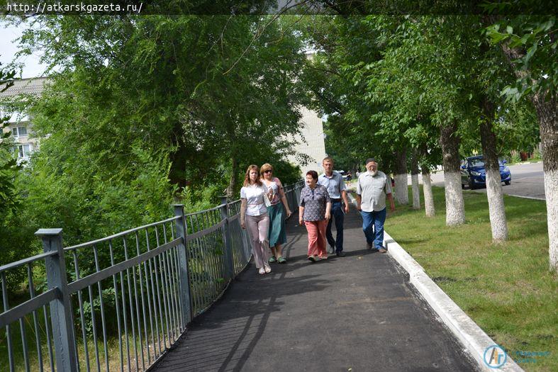 Асфальтирование тротуара вокруг городского парка контролируют общественники (ФОТО)