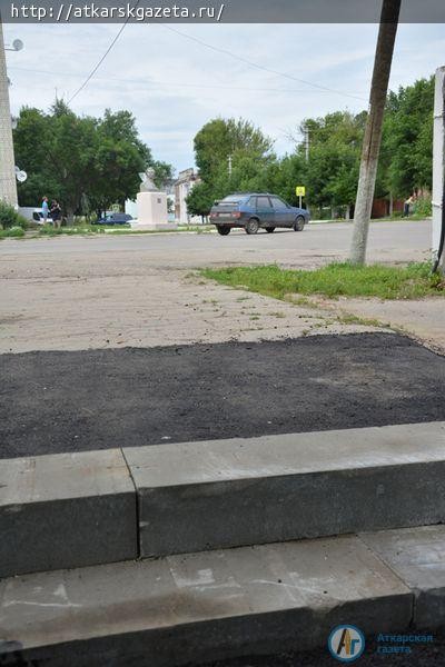 Асфальтирование тротуара вокруг городского парка контролируют общественники (ФОТО)