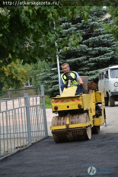 Асфальтирование тротуара вокруг городского парка контролируют общественники (ФОТО)