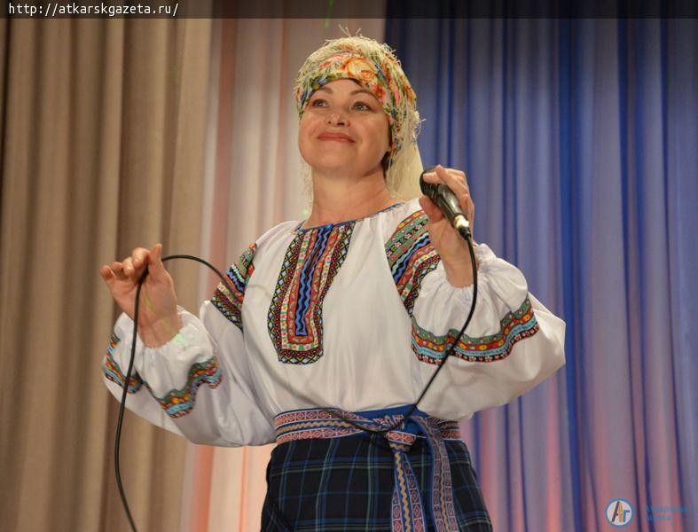 Аткарчан поздравили с Днем народного единства (ФОТО)