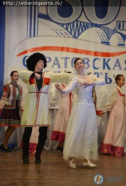 Аткарчан поздравили с Днем народного единства (ФОТО)
