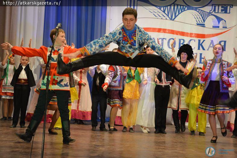 Аткарчан поздравили с Днем народного единства (ФОТО)