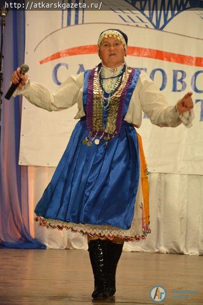 Аткарчан поздравили с Днем народного единства (ФОТО)