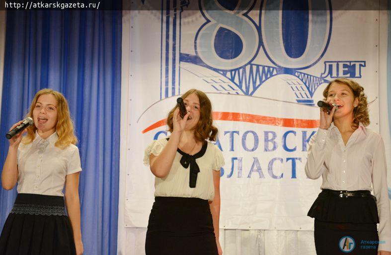 Аткарчан поздравили с Днем народного единства (ФОТО)
