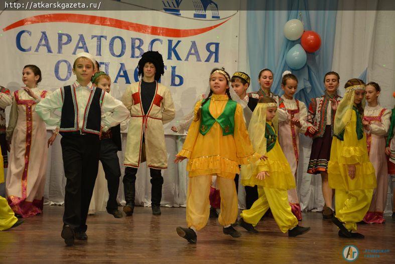Аткарчан поздравили с Днем народного единства (ФОТО)