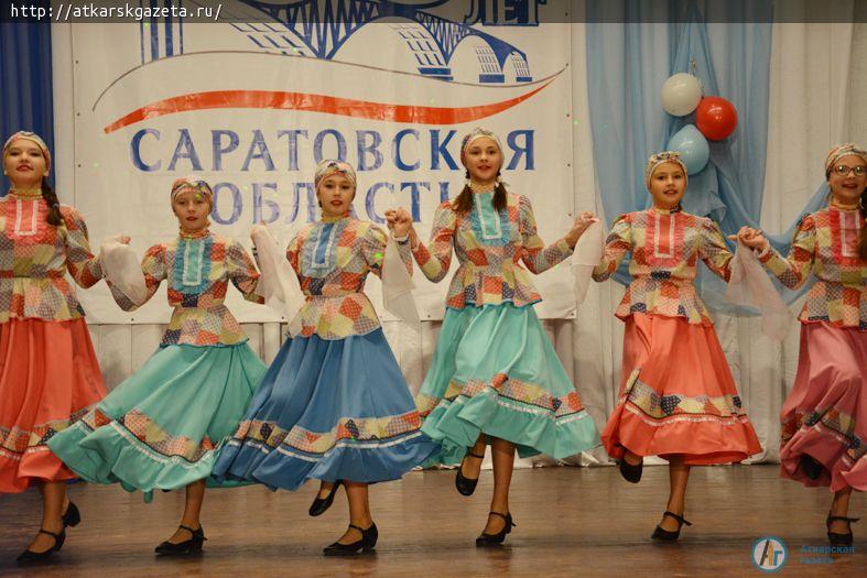 Аткарчан поздравили с Днем народного единства (ФОТО)