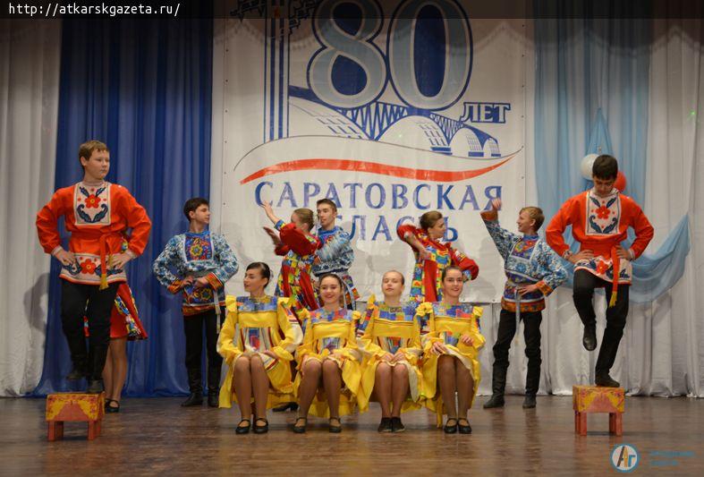 Аткарчан поздравили с Днем народного единства (ФОТО)