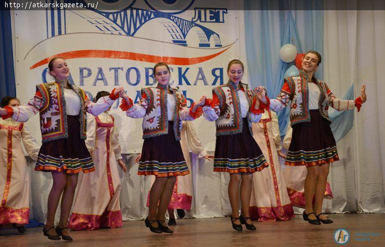 Аткарчан поздравили с Днем народного единства (ФОТО)