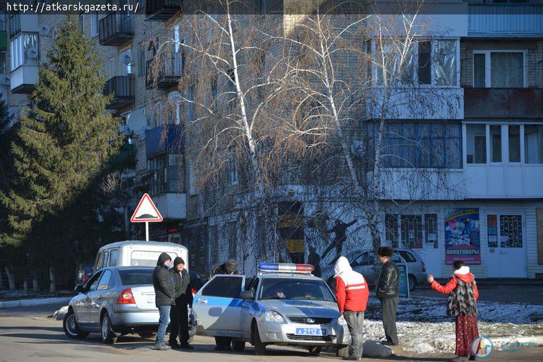 Аткарчан учат переходить улицу по пешеходному переходу
