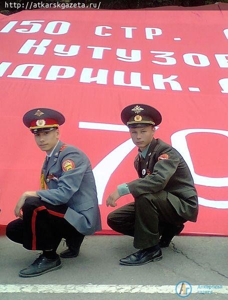 Аткарчане пронесли по улицам Саратова копию Знамени Победы