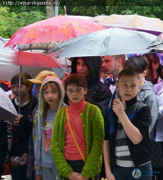 Аткарчане собрались на митинг в знак солидарности в борьбе с терроризмом (ФОТО)