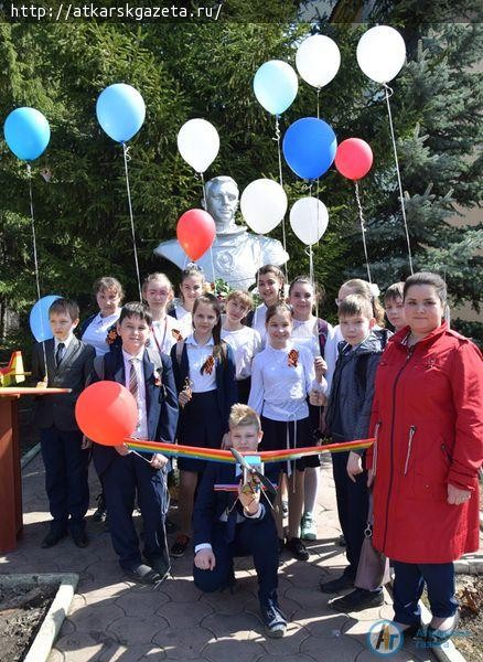 Аткарчане возложили цветы к памятнику Юрия ГАГАРИНА  (ФОТО)