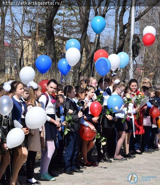 Аткарчане возложили цветы к памятнику Юрия ГАГАРИНА  (ФОТО)