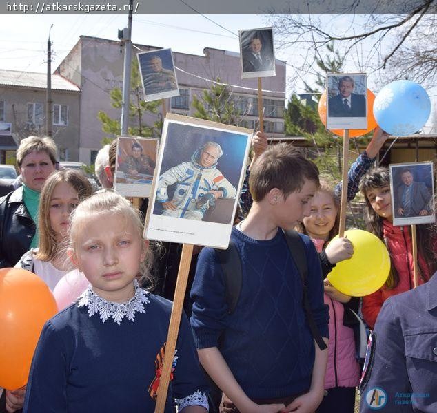 Аткарчане возложили цветы к памятнику Юрия ГАГАРИНА  (ФОТО)