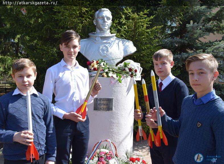 Аткарчане возложили цветы к памятнику Юрия ГАГАРИНА  (ФОТО)
