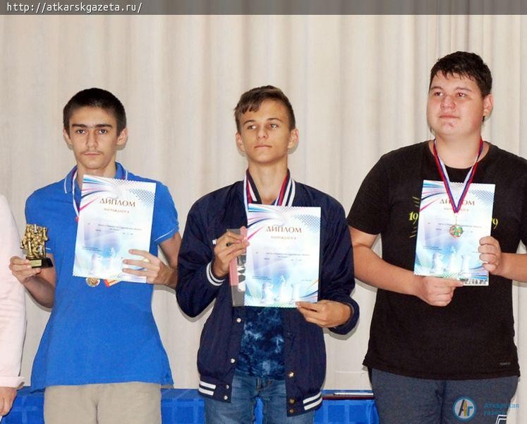 Аткарчанин Александр МАКАРОВ завоевал серебро и бронзу на Первенстве области по шахматам
