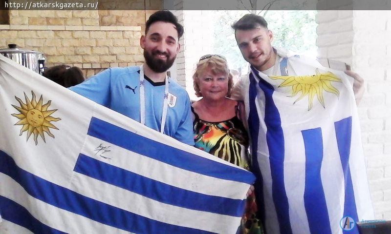 Аткарчанка с уругвайскими болельщиками ждет выхода на поле Криштиану РОНАЛДУ
