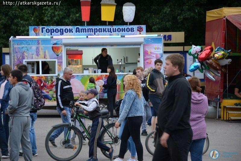Аткарск отметил День молодежи массовыми гуляниями (ФОТОРЕПОРТАЖ)