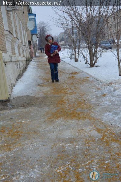 Аткарск ведет борьбу с наледью на дорогах и тротуарах
