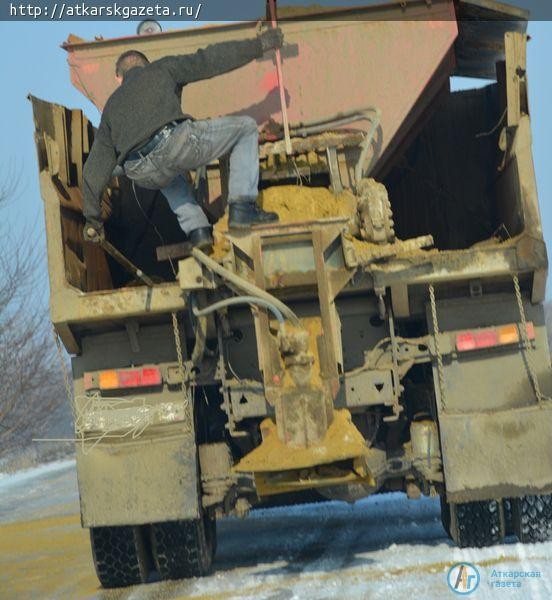 Аткарск ведет борьбу с наледью на дорогах и тротуарах