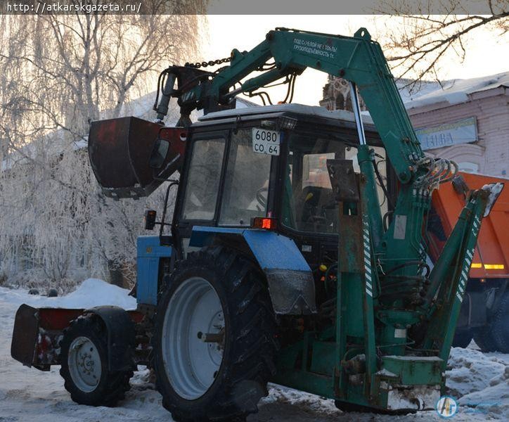 Аткарск ведет борьбу с наледью на дорогах и тротуарах