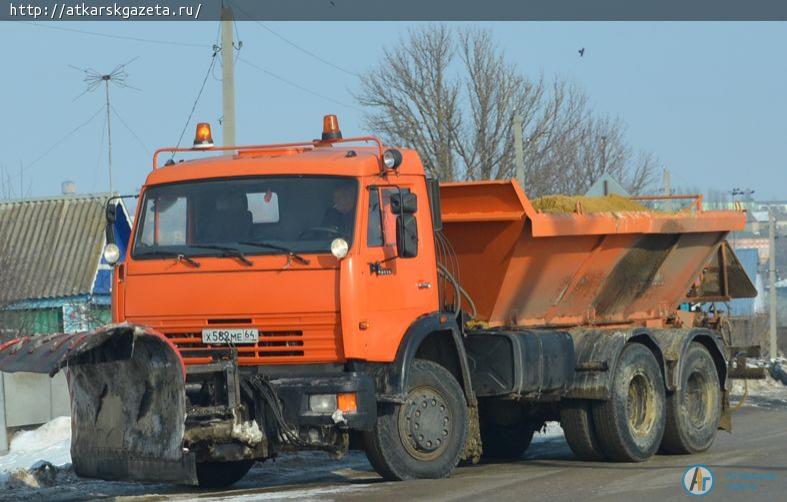 Аткарск ведет борьбу с наледью на дорогах и тротуарах