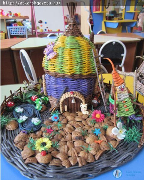 Аткарская мастерица создает шедевры из газетных трубочек