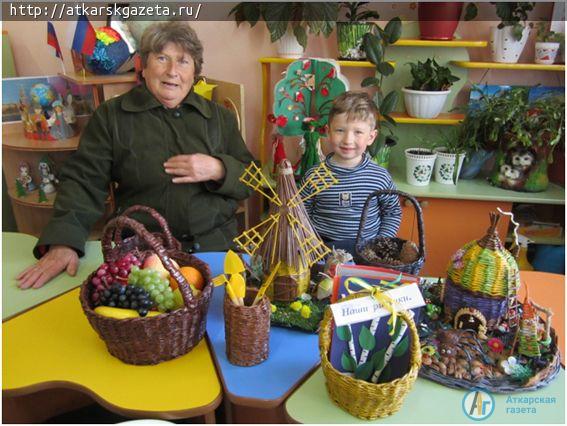 Аткарская мастерица создает шедевры из газетных трубочек