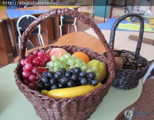 Аткарская мастерица создает шедевры из газетных трубочек