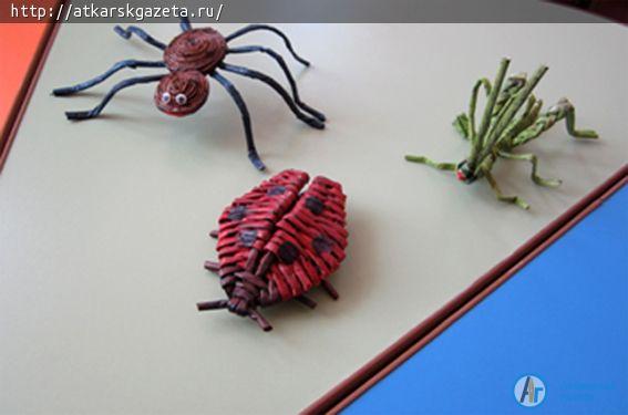 Аткарская мастерица создает шедевры из газетных трубочек