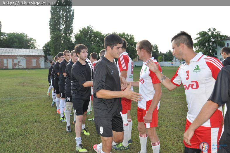 Аткарская сборная по футболу уступила команде Мокроуса (ФОТО)