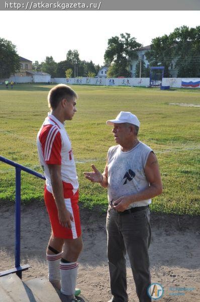 Аткарская сборная по футболу уступила команде Мокроуса (ФОТО)