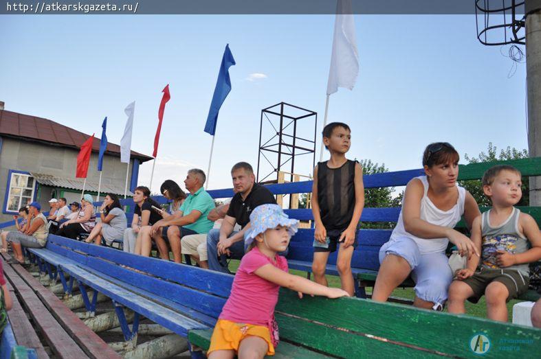 Аткарская сборная по футболу уступила команде Мокроуса (ФОТО)