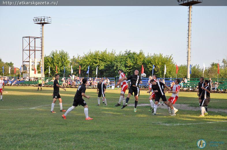 Аткарская сборная по футболу уступила команде Мокроуса (ФОТО)