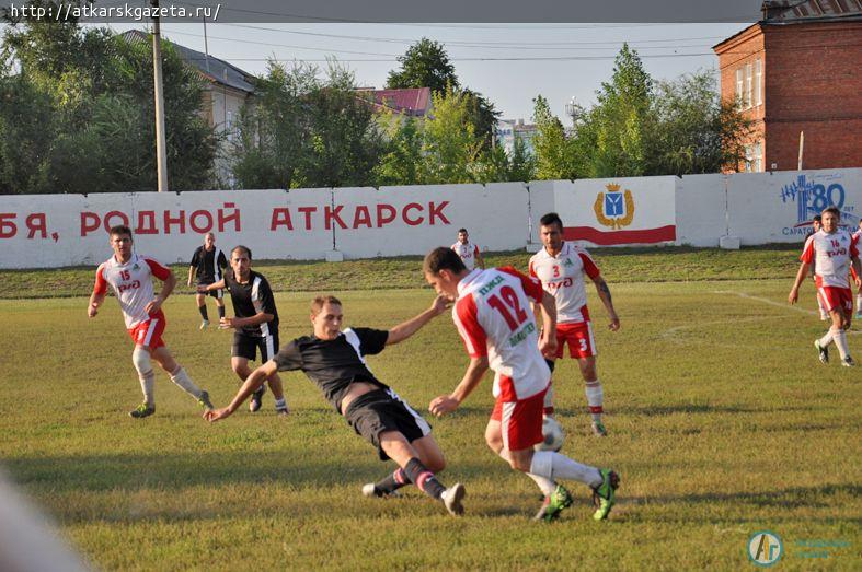Аткарская сборная по футболу уступила команде Мокроуса (ФОТО)