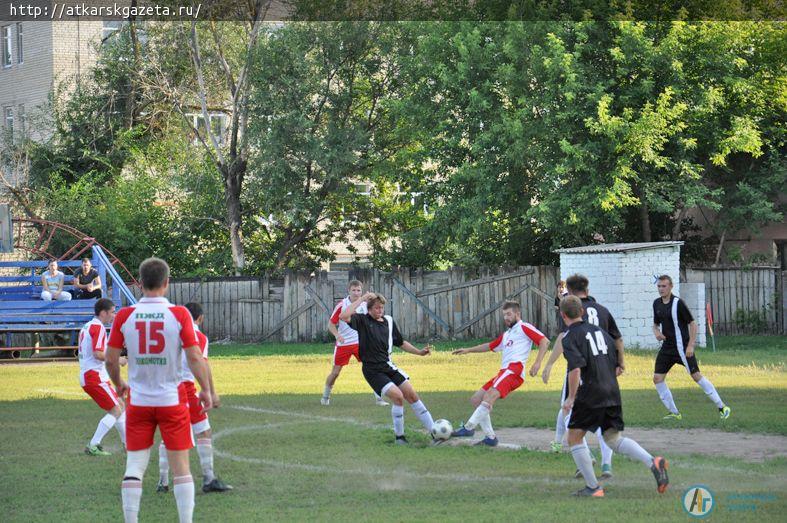 Аткарская сборная по футболу уступила команде Мокроуса (ФОТО)