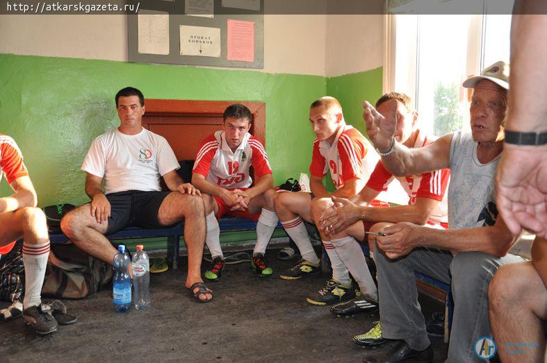 Аткарская сборная по футболу уступила команде Мокроуса (ФОТО)
