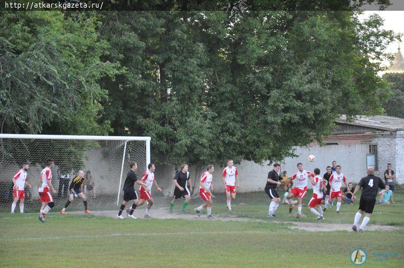Аткарская сборная по футболу уступила команде Мокроуса (ФОТО)