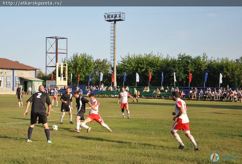 Аткарская сборная по футболу уступила команде Мокроуса (ФОТО)