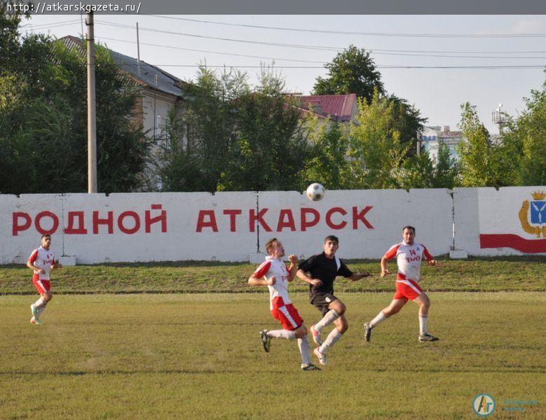 Аткарская сборная по футболу уступила команде Мокроуса (ФОТО)