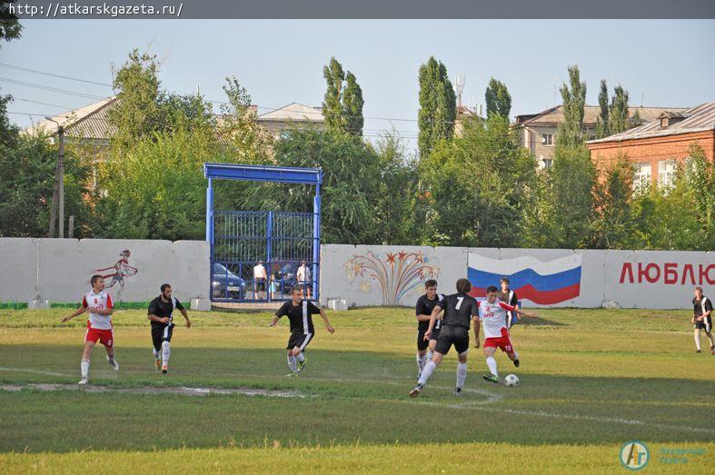 Аткарская сборная по футболу уступила команде Мокроуса (ФОТО)