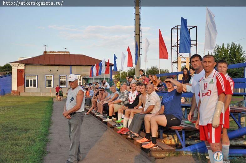 Аткарская сборная по футболу уступила команде Мокроуса (ФОТО)